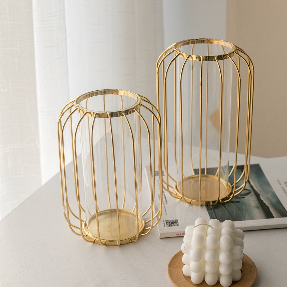 Goldene Vase mit Glas