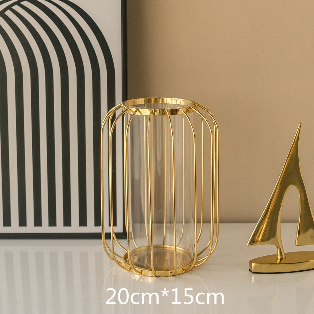 Goldene Vase mit Glas