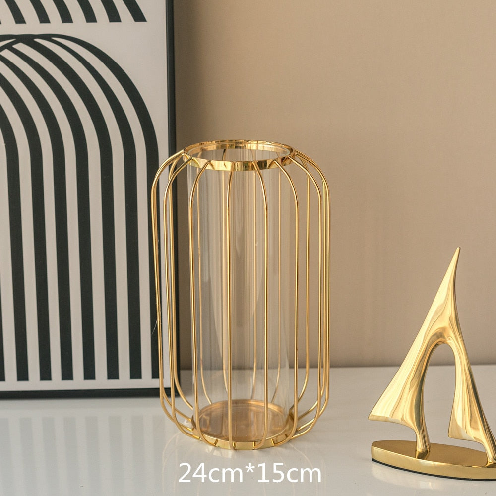 Goldene Vase mit Glas