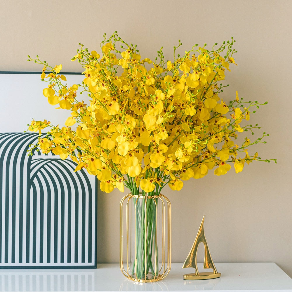 Goldene Vase mit Glas