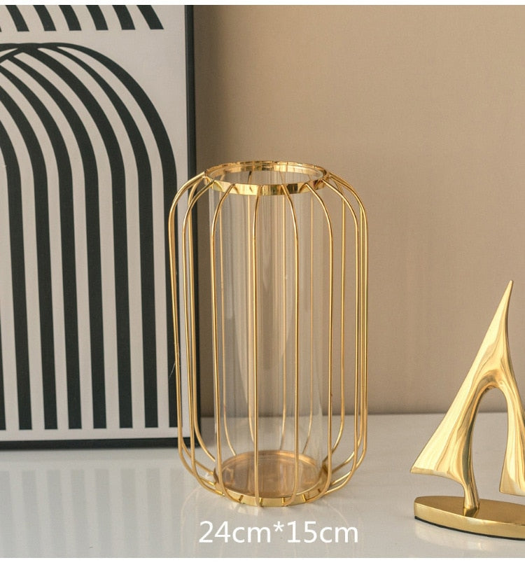 Goldene Vase mit Glas