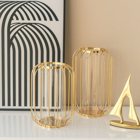 Goldene Vase mit Glas